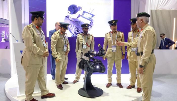 شرطة دبي تُطلق روبوتا ميدانيا متطورا وتوقّع اتفاقية لتعزيز حماية الطفل