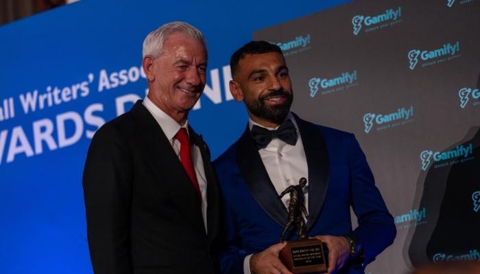 مازحه على الهواء.. محمد صلاح ينحني أمام أسطورة ليفربول (فيديو)