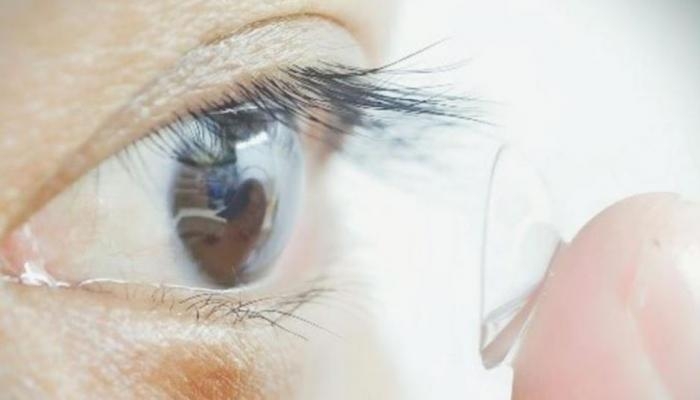 علماء يطورون عدسات لاصقة تسمح للبشر برؤية الأشعة تحت الحمراء