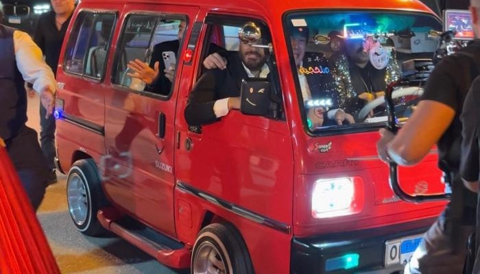 بإطلالة شعبية.. تامر حسني وباسم سمرة يصلان عرض «ريستارت» بميكروباص