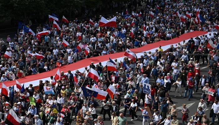 بولندا حائرة بين أوروبا وترامب.. حشود «اليمين» و«الوسط» تقسم وارسو