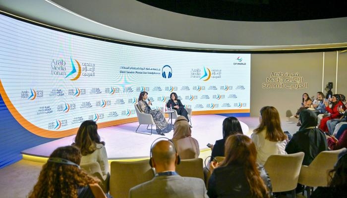 قمة الإعلام العربي 2025.. إسعاد يونس تروي رحلتها من الفن إلى الإعلام