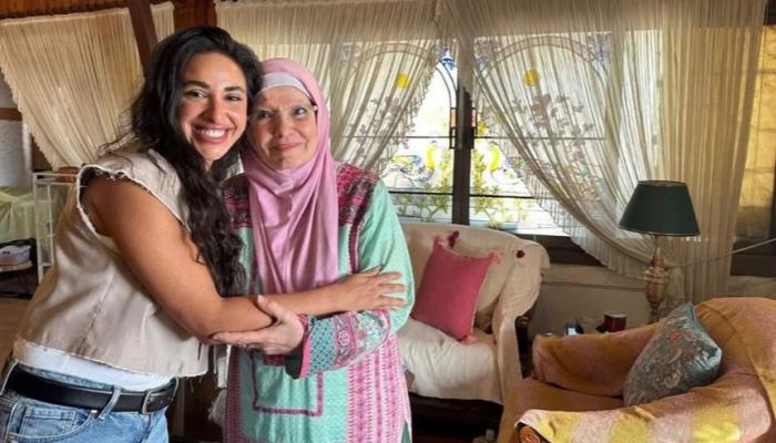 خلاف آية سماحة ومشيرة إسماعيل ينتهي بـ«زيارة واعتذار وقبلة»
