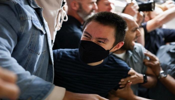 «معركة الترحيل» تشعل أمريكا.. اشتباكات وقطع طرق واتهامات بـ«التمرد»