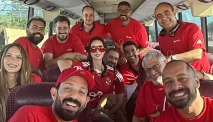 نجوم مصر يدعمون الأهلي في مدرجات كأس العالم للأندية (صور)