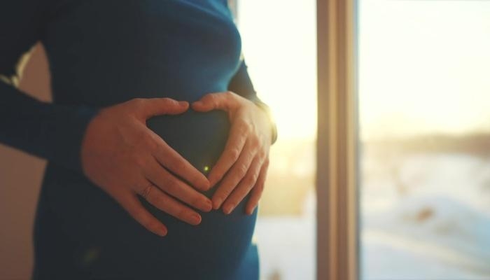 الصيف والمرأة الحامل: كيف تتجنبين الجفاف والولادة المبكرة؟