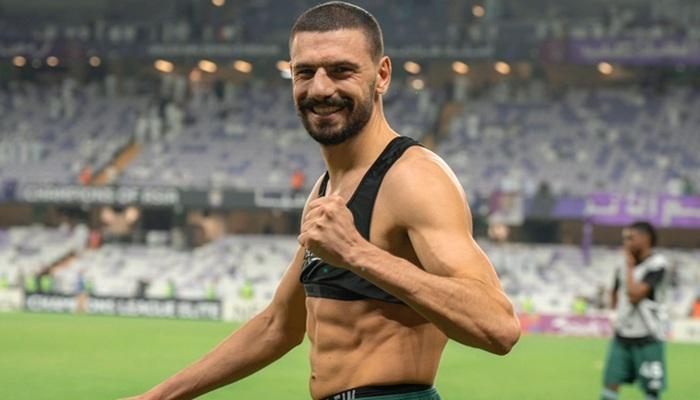 بعد العروض المغرية من أوروبا.. ديميرال يحسم مصيره مع الأهلي السعودي