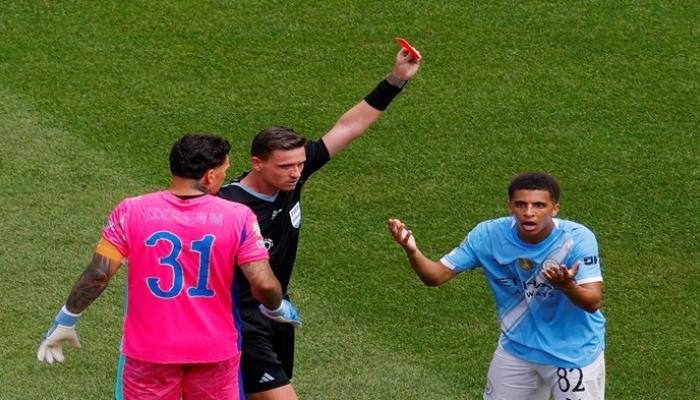 خبير تحكيمي يكشف لـ«العين الرياضية»: هل استحق لويس الطرد ضد الوداد؟