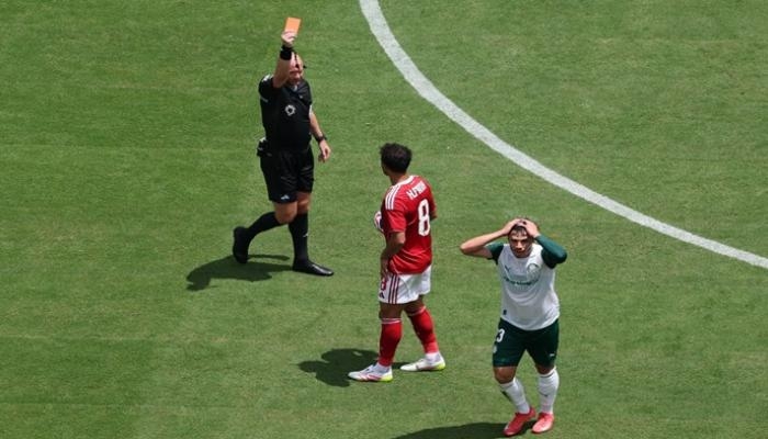 خبير تحكيمي يكشف لـ«العين الرياضية».. هل استحق لاعب بالميراس الطرد ضد الأهلي؟