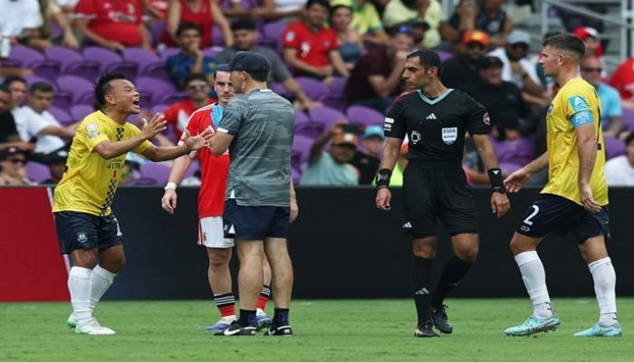 حدث في مونديال الأندية.. مشادة بين لاعب وطبيب فريقه (فيديو)