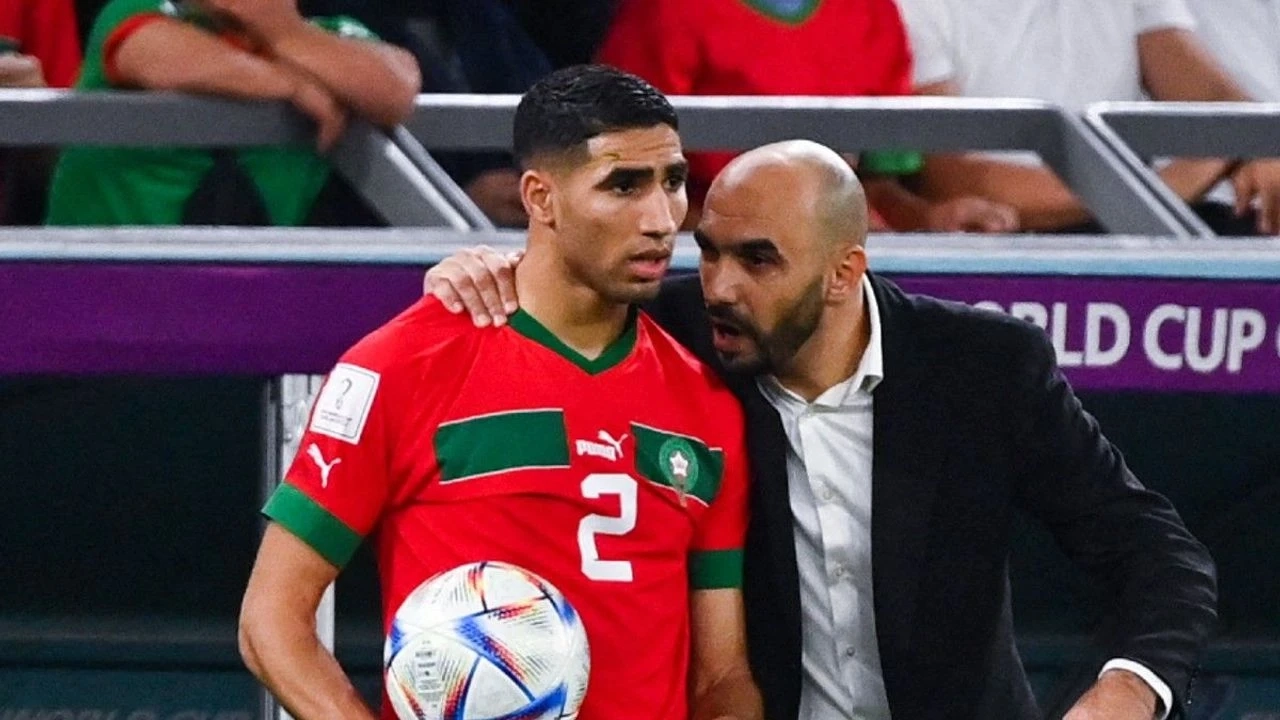 الركراكي: "حكيمي تحمل إصابته في الركبة خلال مونديال قطر"