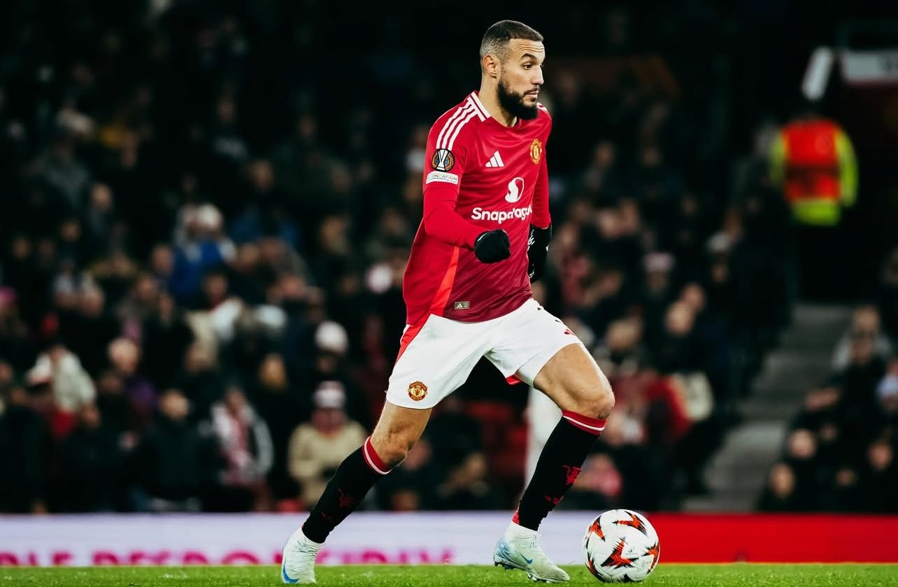 جماهير المان يونايتد تفضل تواجد الأسد المغربي في متوسط الدفاع