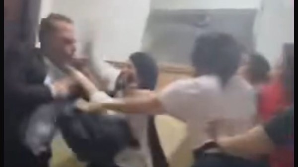 تفاصيل اعتداء عاملات بيوتي سنتر على محامي بالمحلة .. صور