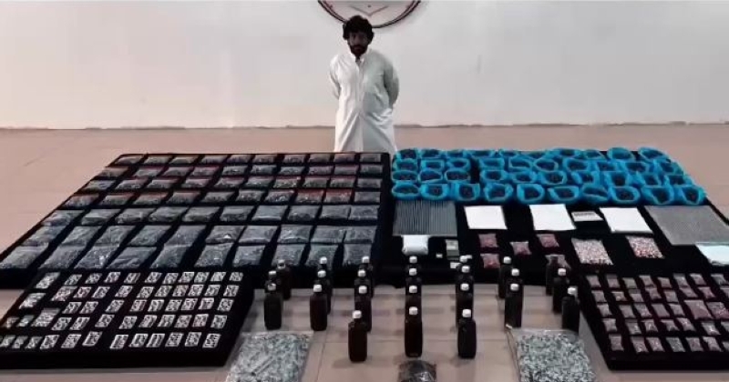 «المكافحة» تضبط متهماً من البدون بـ 115 ألف كبسولة لاريكا و5 كيلوغرامات من بودرتها