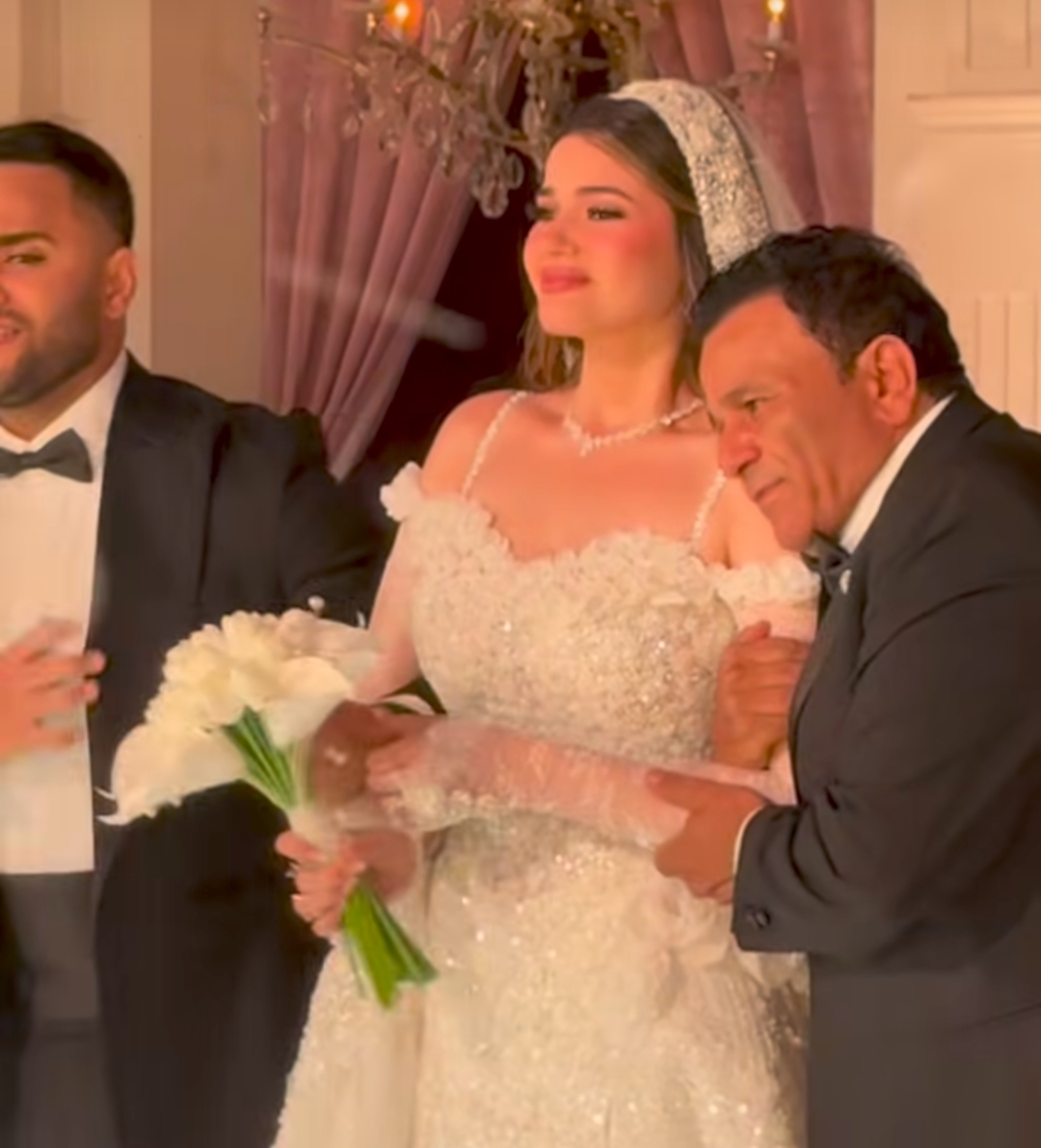 بالصور.. محمد فؤاد يغني ويبكي في حفل زفاف ابنته