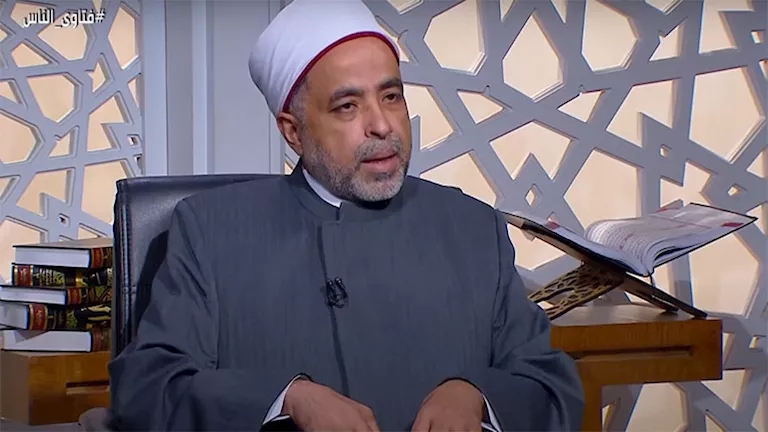 ما حكم قراءة القرآن والتسبيح دون حجاب؟.. أمين الفتوي يجيب