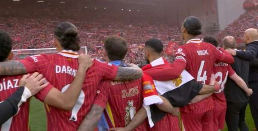 محمد صلاح يحتفل مع جماهير ليفربول بعلم مصر بعد التتويج بـ«البريميرليج»