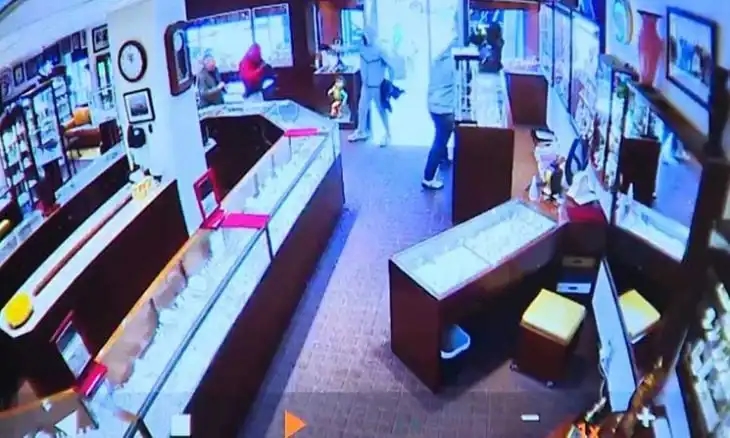 لصوص ينهبون مجوهرات بـ2 مليون دولار في أقل من دقيقتين (فيديو)