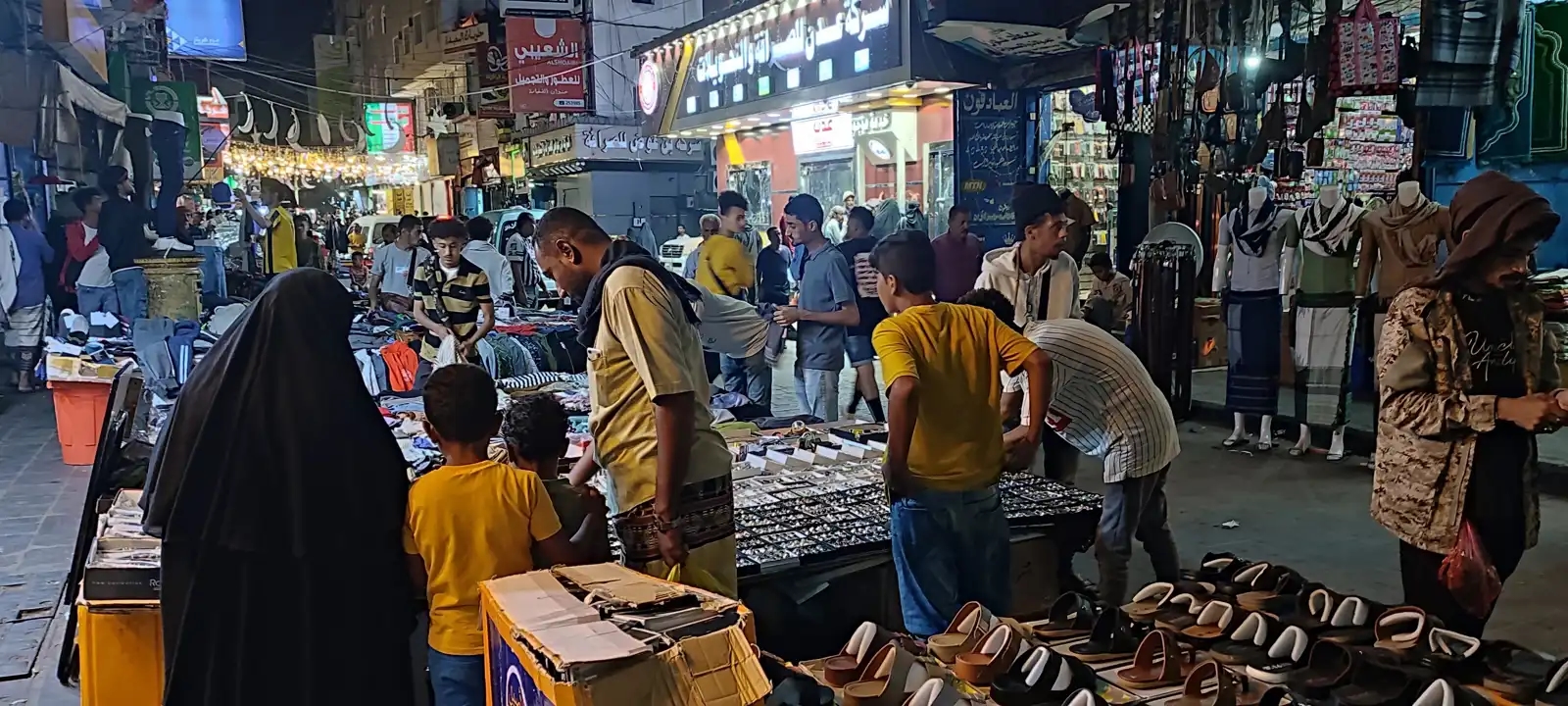مع تعافي العملة المحلية.. الحكومة اليمنية تبدأ إجراءات لضبط الأسعار