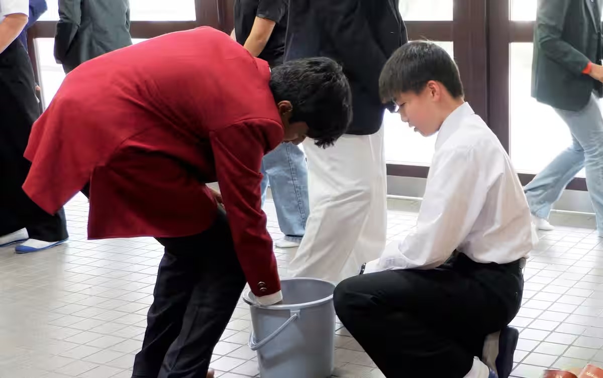 Students from India Explore School Life in Nara