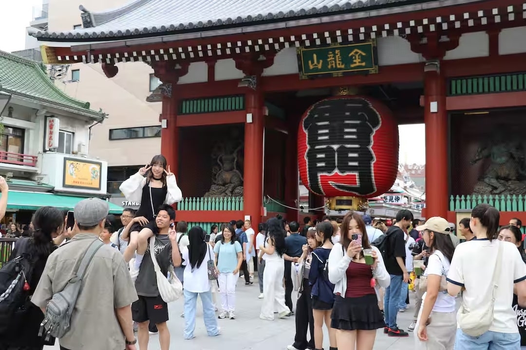 Property Prices on Kaminarimon Street Jump 29%, Driven by Foreign Investment