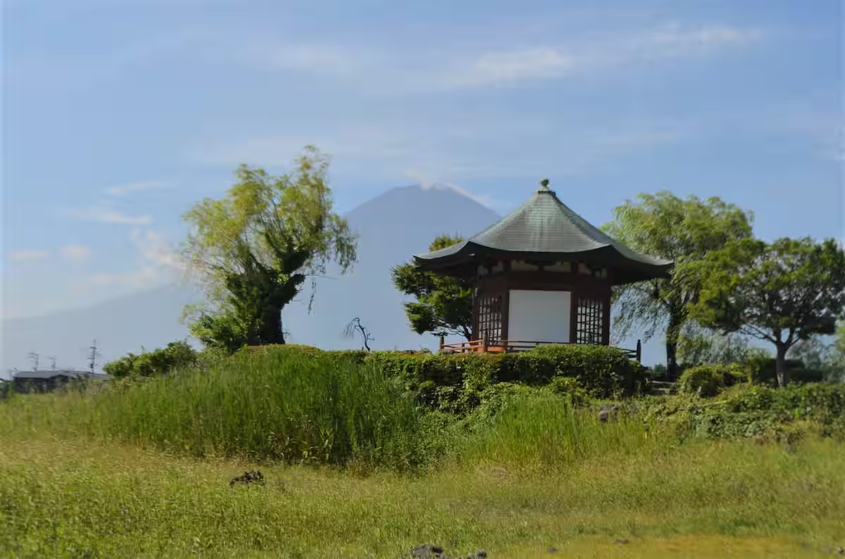 Path to Rokkakudo Appears as Lake Kawaguchi Water Levels Fall