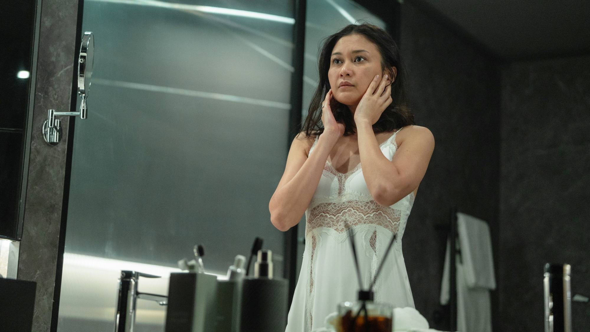 Netflix's new psychological thriller movie is an unnerving descent into madness — but there's a problem