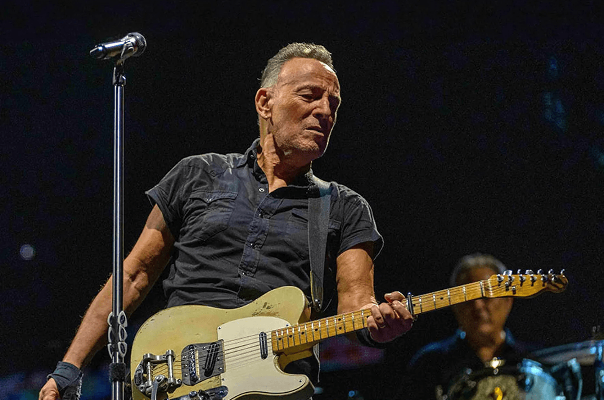The first trailer for the Bruce Springsteen biopic with Jeremy Allen White just dropped and I couldn't be more excited