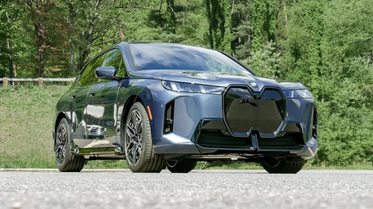 I just test drove the 2026 BMW iX — and it can change lanes with head gestures