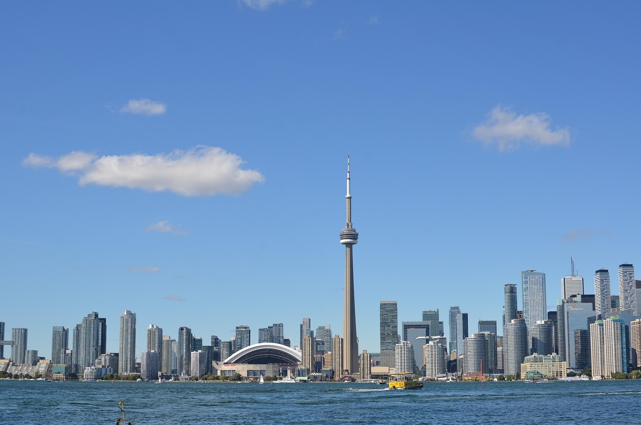 Private Delivery vs Canada Post: Why Going Private Pays Off