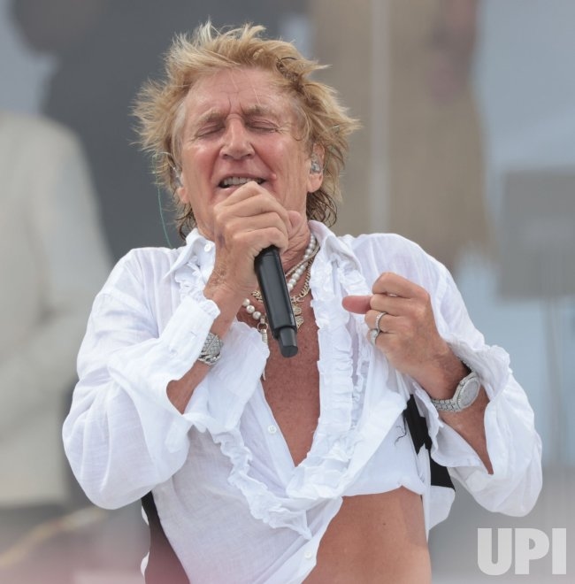 Photo: Rod Stewart at the Glastonbury Music Festival 2025