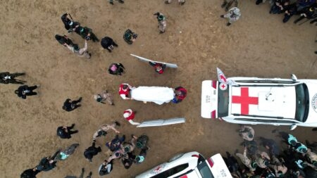 إسرائيل تؤكد تسلمها جثامين أربع رهائن في غزة، وبدء دخول المساكن المتنقلة إلى القطاع