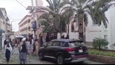 بالفيديو: انفجار بمسجد الجامعة الحقانية شمال غرب باكستان