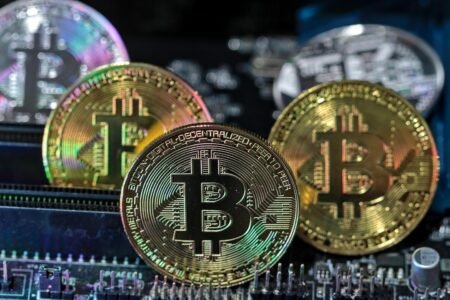 أحد أشهر ثيران البيتكوين يدعو للبـيـع والتخارج لهذه الأسـباب