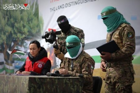 إسرائيل تؤجل إطلاق سراح السجناء الفلسطينيين لأجل غير مسمى اعتراضاً على المراسم الـ 'مهينة' لإطلاق سراح الرهائن