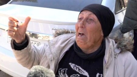 بي بي سي تلتقي بعائلات علوية لجأت إلى قاعدة جوية في سوريا بحثاً عن الأمان