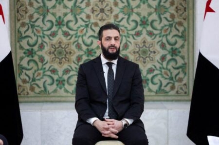 الشرع يوقع الإعلان الدستوري، والإدارة الذاتية الكردية تعتبره 'يتنافى' مع تنوع سوريا