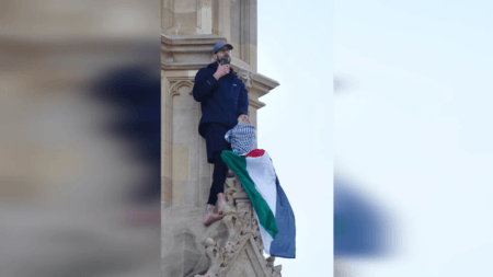 حاملاً العلم الفلسطيني والكوفية، رجل يتسلق برج ساعة بيغ بن الشهير