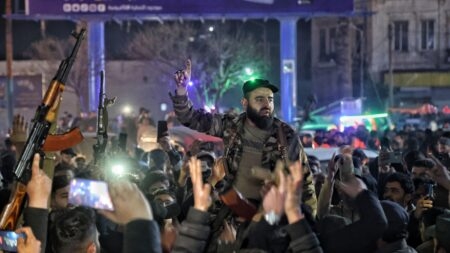 قتلى من قوات الأمن وموالين للأسد في اشتباكات في اللاذقية، وبريطانيا ترفع عقوبات عن كيانات سورية