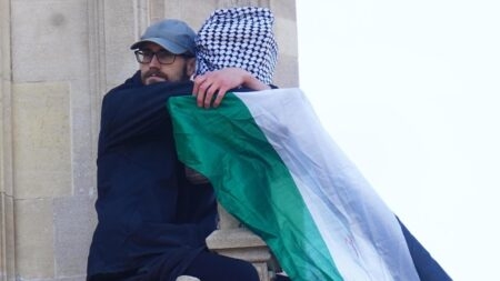 بعد 16 ساعة حمل خلالها العلم الفلسطيني والكوفية، رجل بيغ بن ينزل عن برج لندن الشهير