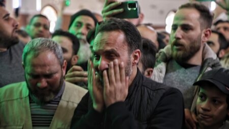 اشتباكات مستمرة بين الجيش السوري وموالين للأسد في حلب، و'عمليات انتقامية' في الساحل تُسفر عن مئات القتلى