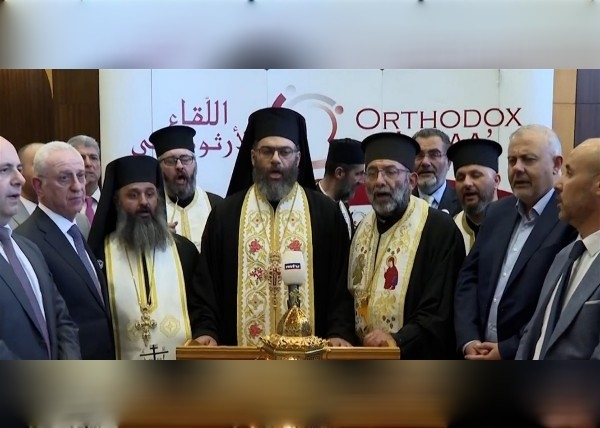 شعلة النور المقدس وصلت عبر الأردن وستوزع على الكنائس والأبرشيات
