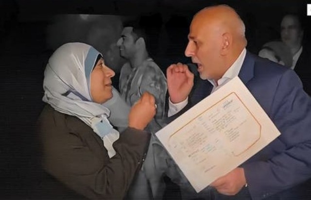 بالفيديو.. جمال سليمان ينفعل بوجه معجبة: أبوس إيدك سيبيني