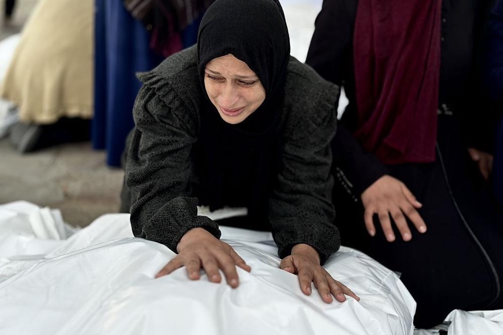 ثمانية قتلى من عائلة واحدة في قطاع غزة، وقطر تشير إلى 'بعض التقدم' في مفاوضات وقف إطلاق النار #عاجل