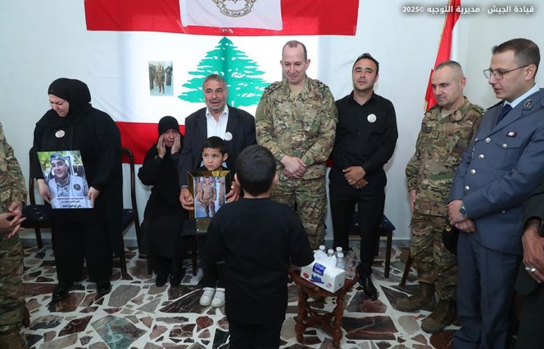 بالصور: قائد الجيش يُقدّم التعازي بالملازم الشهيد محمود أحمد زيتون وبالمعاون الأول الشهيد علي إبراهيم أحمد