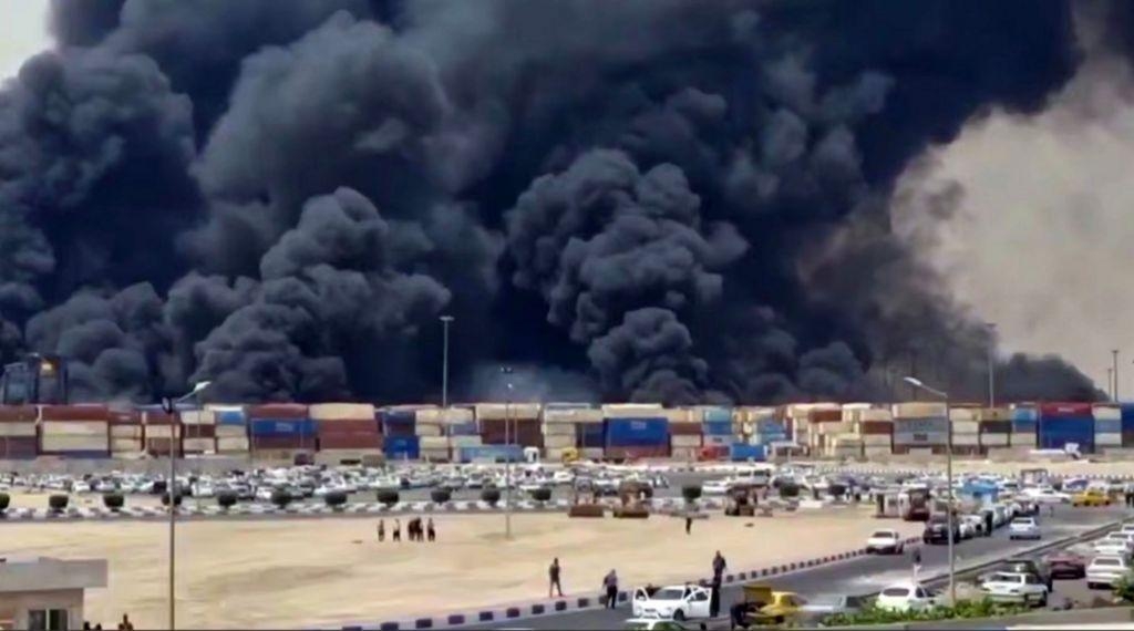 500 جريح على الأقل في انفجار ضخم بميناء شهيد رجائي الإيراني