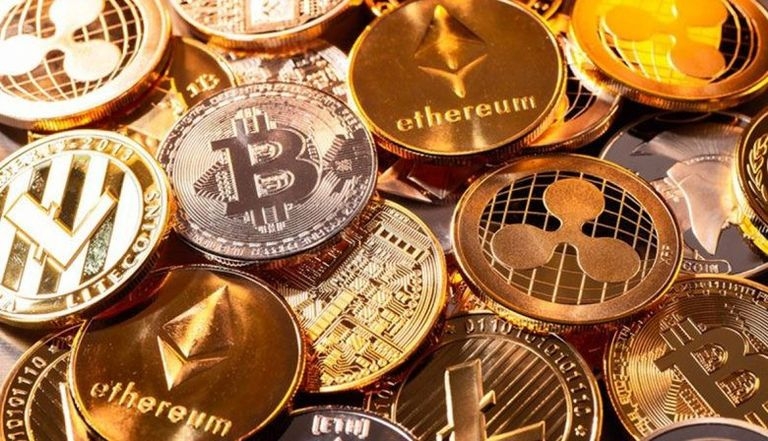 المركزي السعودي يستثمر في 'ستراتيجي'.. وبيتكوين ترتفع وسط تباين العملات المشفّرة