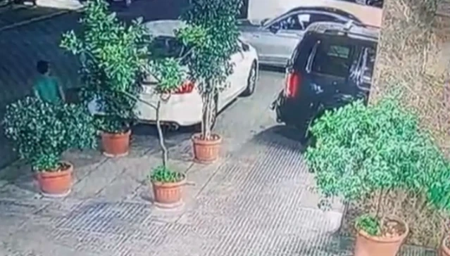 بالفيديو: مسلح يهاجم فتاة داخل سيارتها في رأس النبع