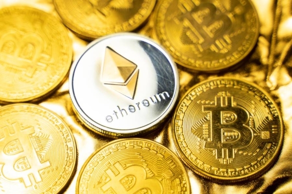 هبوط جماعي للعملات الرقمية وبيتكوين تتراجع إلى 106 آلاف دولار وسط تطورات قانونية في قضية بينانس