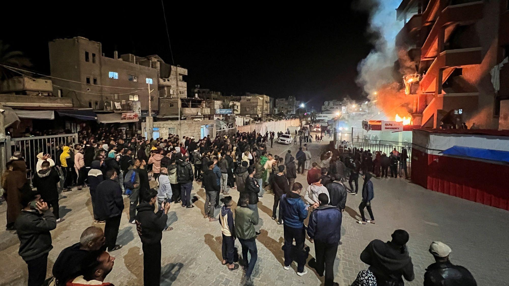 الجيش الإسرائيلي يعلن قصف 'مركز قيادة لحماس داخل مستشفى' في غزة، وحماس تصف القصف بـ'الجريمة المركبة'